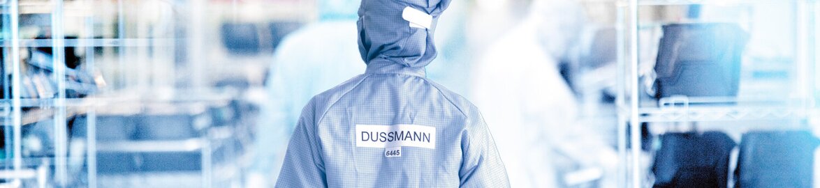 Woman from Dussmann in sterile protective clothing 
