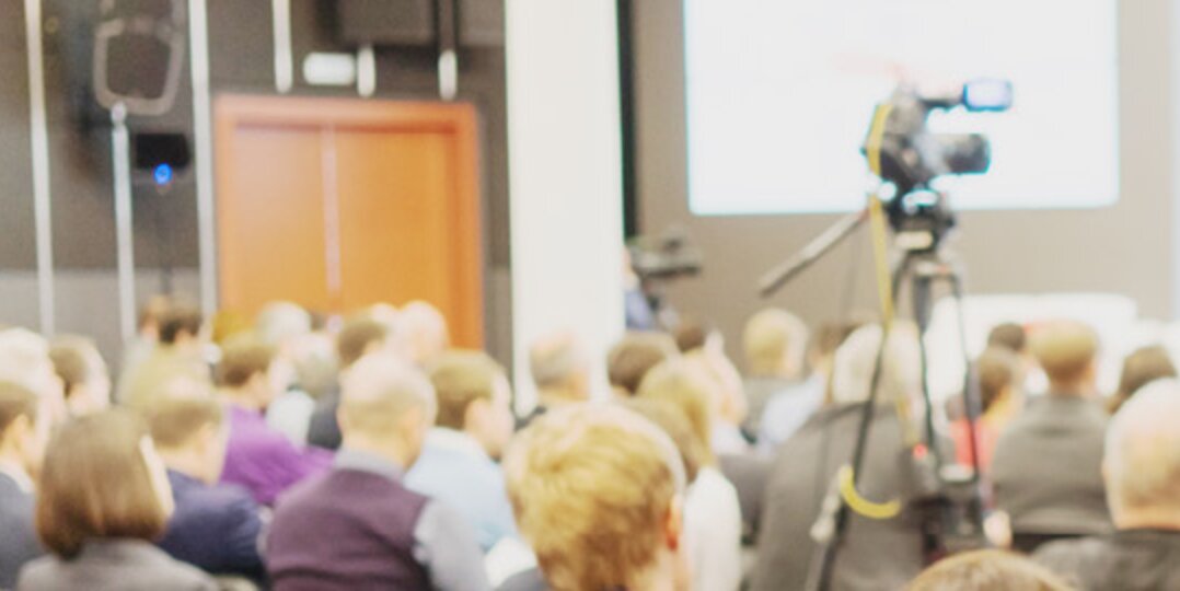  Press conference with audience 